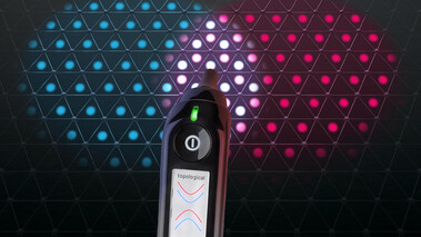 Darstellung eines topologischen Schnelltests mit Scanner und leuchtenden Oberflächenstrukturen.